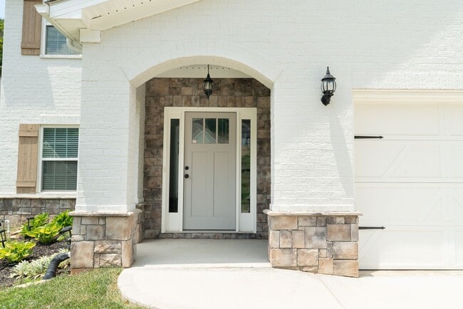 Building Photo - West Knoxville 37932 - 4 bedroom, 2.5 Bath home - Contact Sharon Arnwine (865) 313-7215