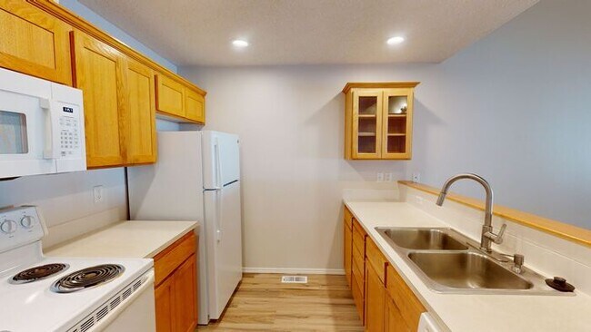 Building Photo - Single Level Family Friendly Home in Sandy. Fenced Backyard Pets Welcome