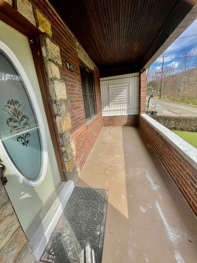 Building Photo - 3 Bed-1 Bath Turtle Creek PA