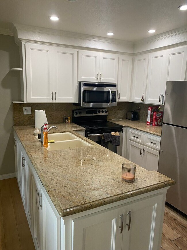 Building Photo - 2505 Miramar Ave