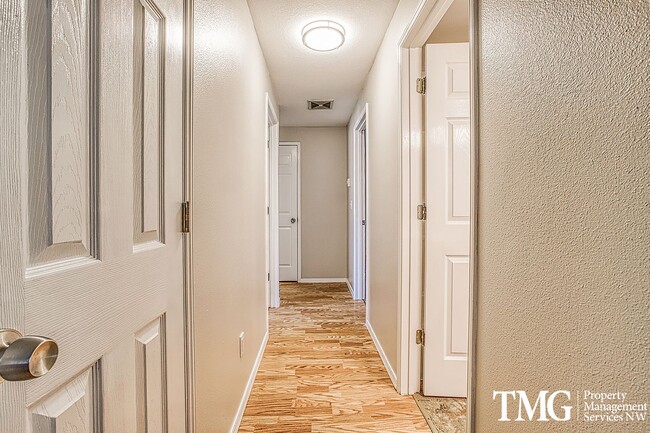 Building Photo - Large Ranch-style home with 3 Bed 2 Bath i...
