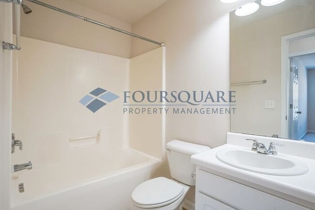 Building Photo - Townhome! | Back Patio with Privacy Fence|...