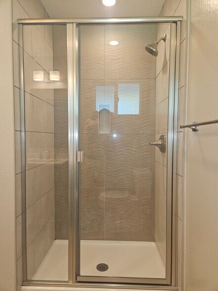 Main bedroom shower - 874 Castlewood Dr