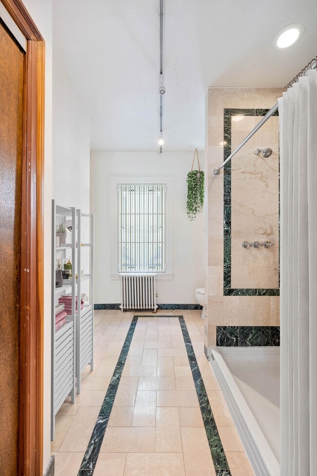 Building Photo - 313 W 71st St