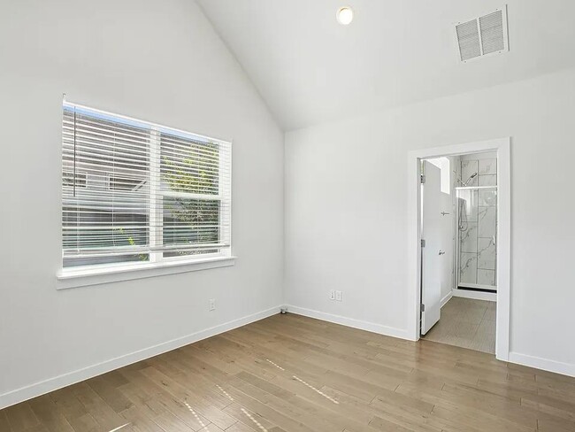 Building Photo - MOVE IN READY