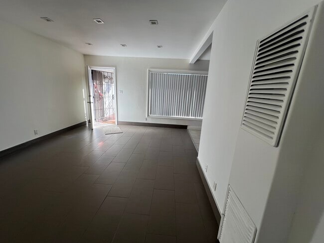 Building Photo - 6906 Marbrisa Ave