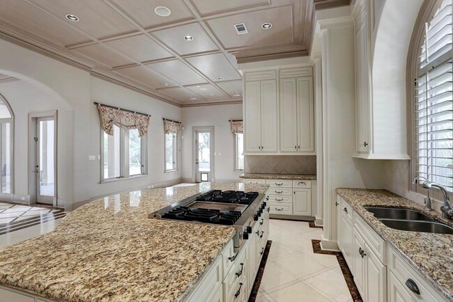 Building Photo - 5528 Holly Springs Dr