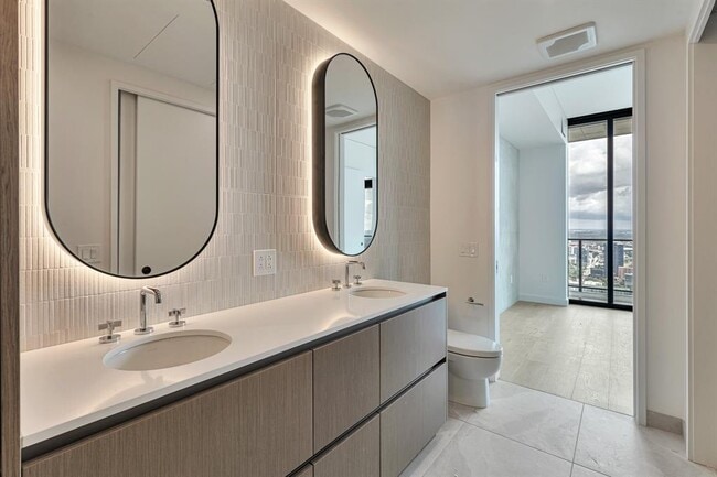 Building Photo - 610 Davis St