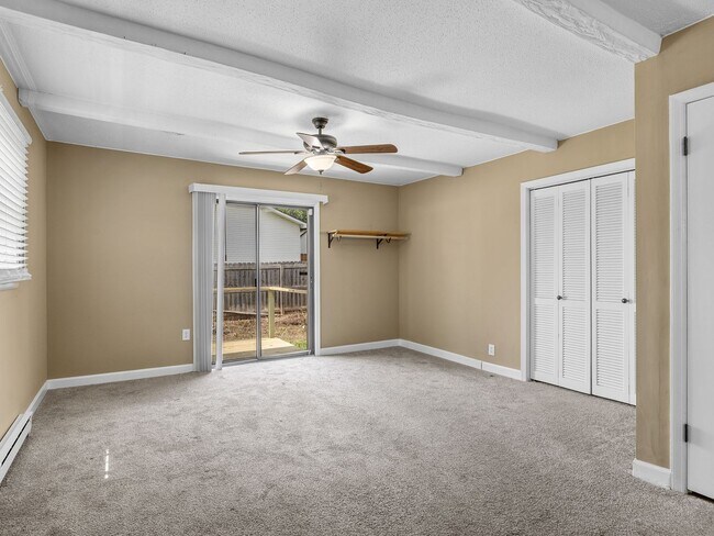 Building Photo - Spacious 2 bedroom 1.5 bathroom home in th...