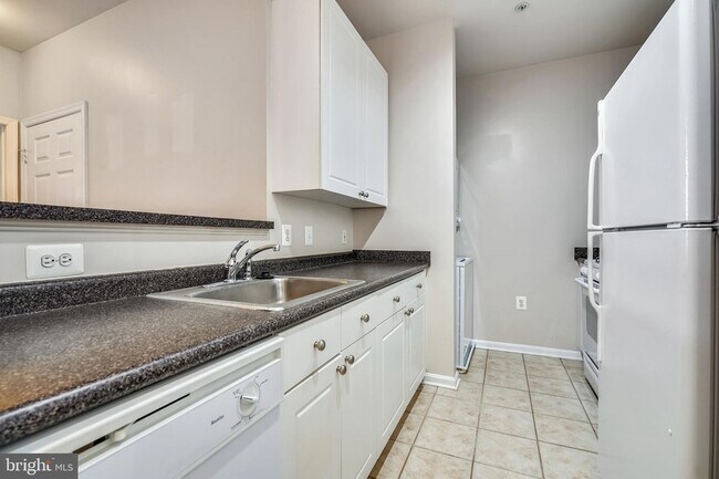 Building Photo - 2765 Centerboro Dr