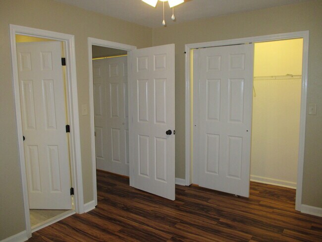 Building Photo - Stunning 2 Bed, 2 1/2 Bath Townhouse Available July 2026