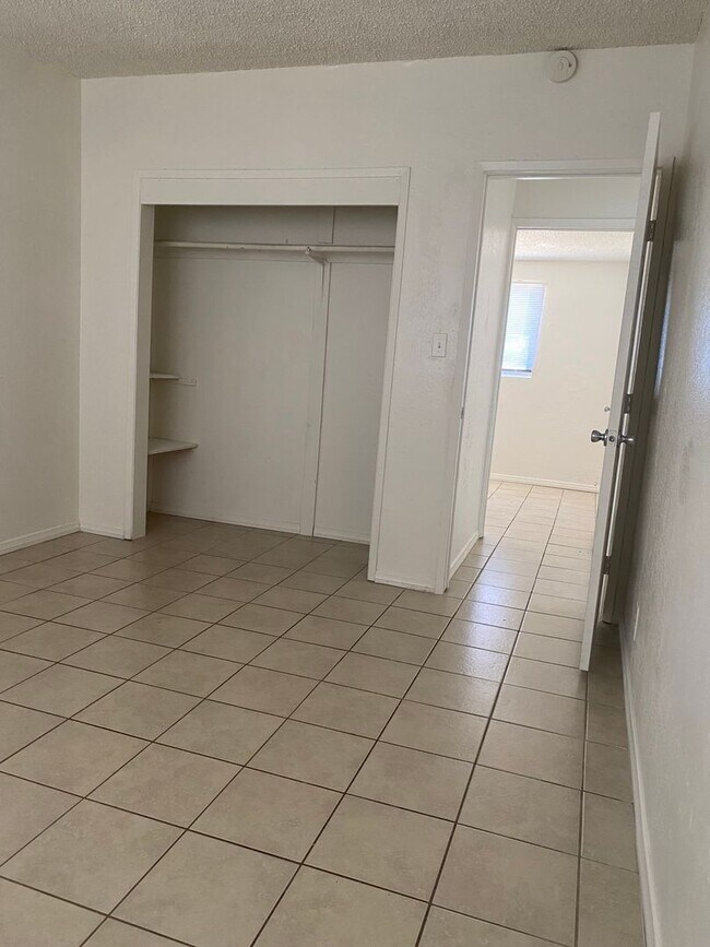 Building Photo - 687