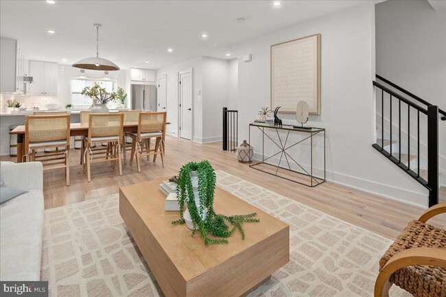 Building Photo - 911 N Irving St