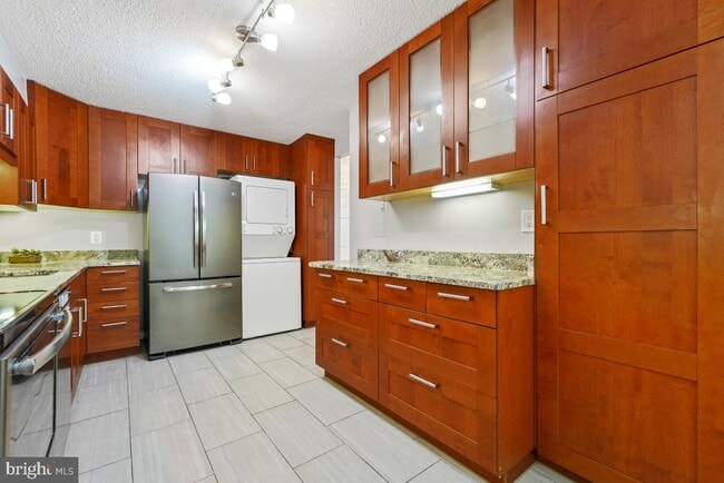 Building Photo - 5904 Mt Eagle Dr