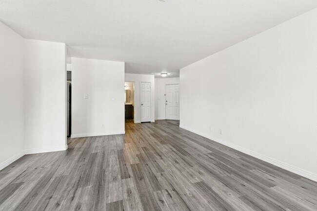 Building Photo - SW!! 2 Bedroom Condo!! 1st Floor!! Newly r...