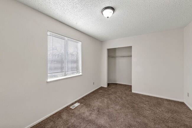 Building Photo - 3 Bed 2 Bath Townhome