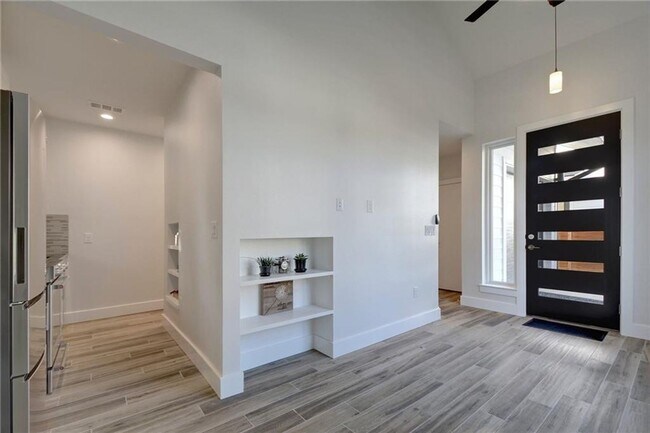 Building Photo - East Austin 2 Bed 2 Bath
