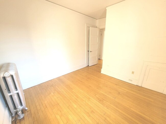 Building Photo - 2541 N Lake Dr