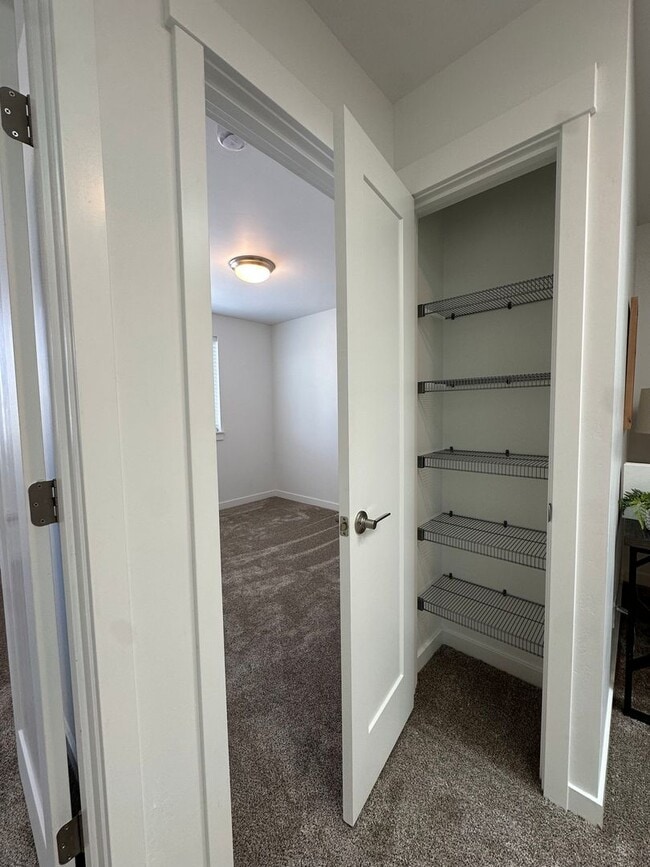 Building Photo - Gorgeous newer townhome in SE Bend!