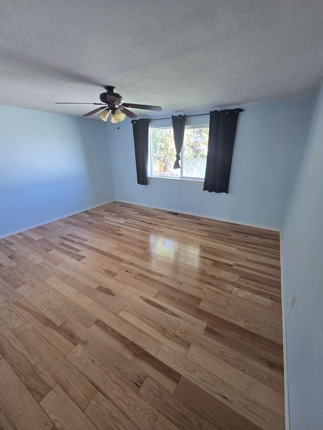 Building Photo - Cozy home Madras Oregon