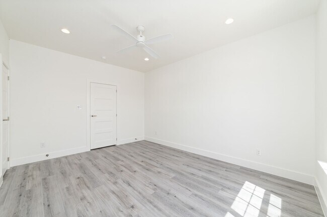 Building Photo - 11906 N Hoa Sen Cir