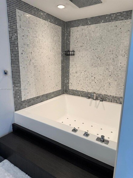 Building Photo - 200 Biscayne Blvd Way