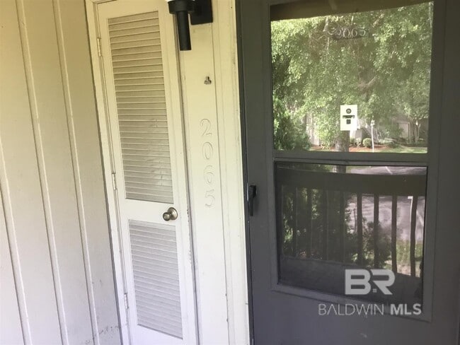 Building Photo - 2065 Sea Cliff Dr N