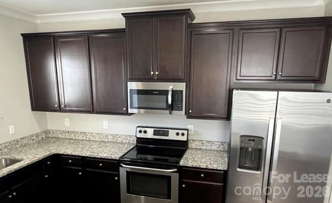 Building Photo - 340 Halton Crossing Dr SW