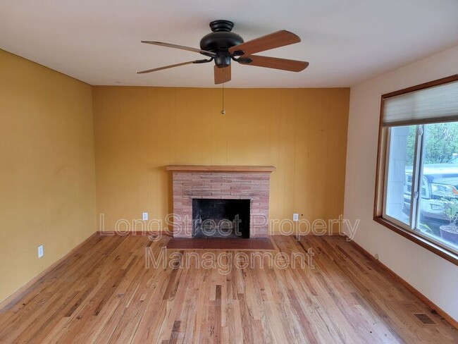 Building Photo - 1827 NW Menlo Dr
