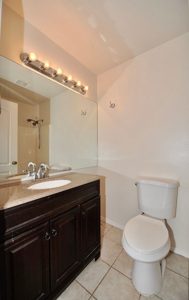 Building Photo - 3 bed 2 bath rancher duplex (stainless appliances & granite counters)