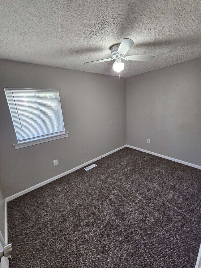Building Photo - 3-Bedroom Ranch, Nice Kitchen, Good Sized Bedrooms, Double Wide Driveway, Big Backyard. Move In R...