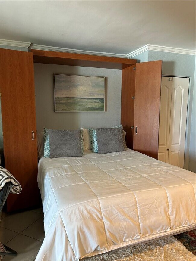 Building Photo - 2900 NE 30th St