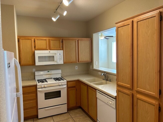 Building Photo - Rare & hard to find 2 BED & 2 BATH with ATTACHED GARAGE.