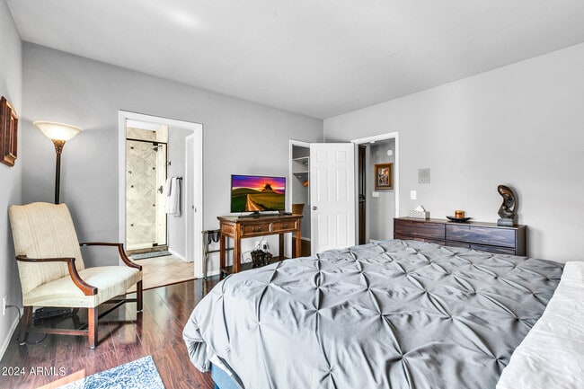 Building Photo - 8889 E Meadow Hill Dr