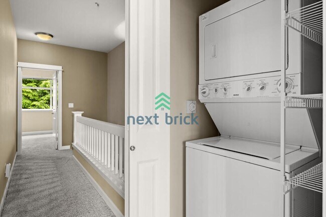 Building Photo - 3 Bed 2.5 Bath End Unit Townhome is Available for Rent!