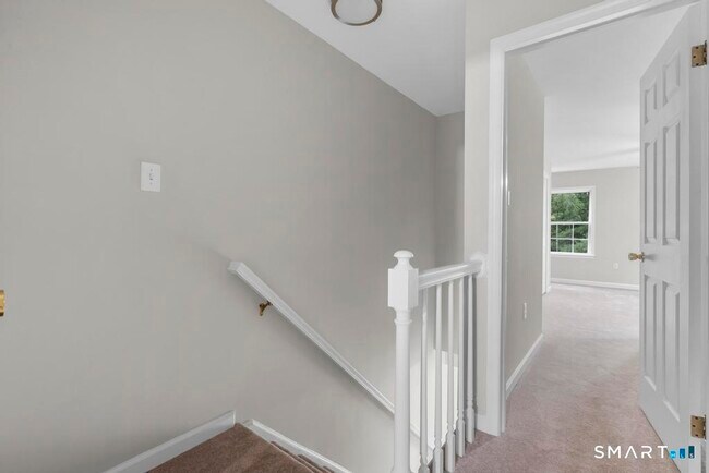 Building Photo - 815 S Pine Creek Rd