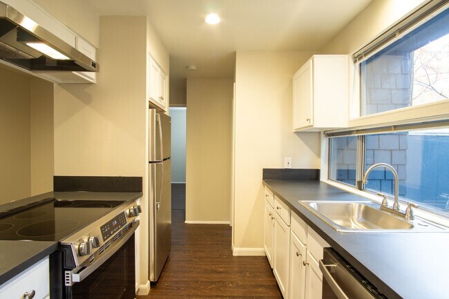 Building Photo - $500 OFF! Fantastic Lake Oswego 1Bdr w/Fireplace, Dishwasher, W/D & Patio!