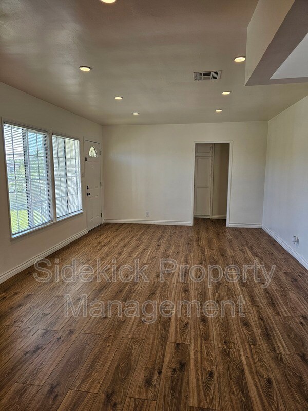 Building Photo - 14115 Oval Dr