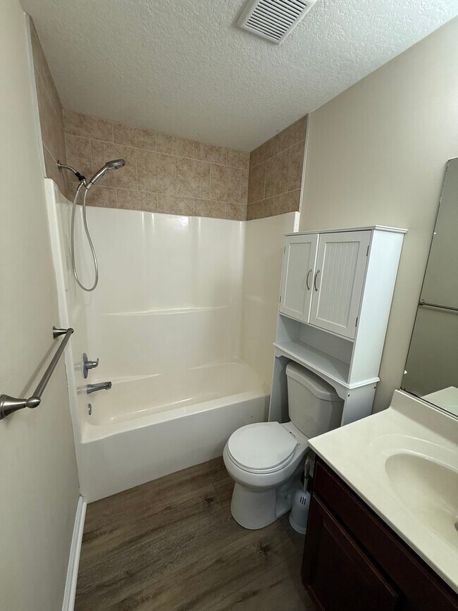 Building Photo - Great Home in Convenient Halls Location