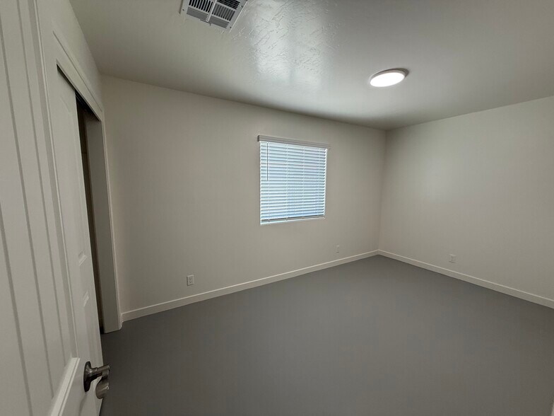 Building Photo - 1133 W Mariposa Ave