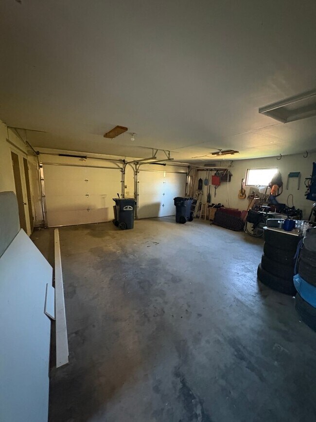 Building Photo - 2 Bed 2 bath off Durston Rd- Brand New Flo...