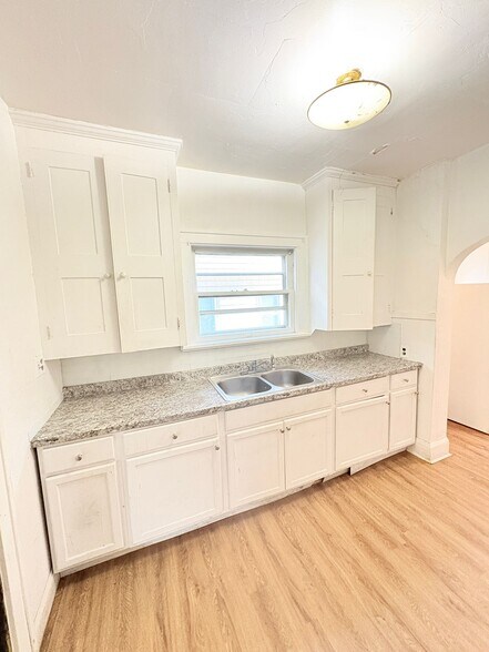 Building Photo - 1907 Oakwood Ave