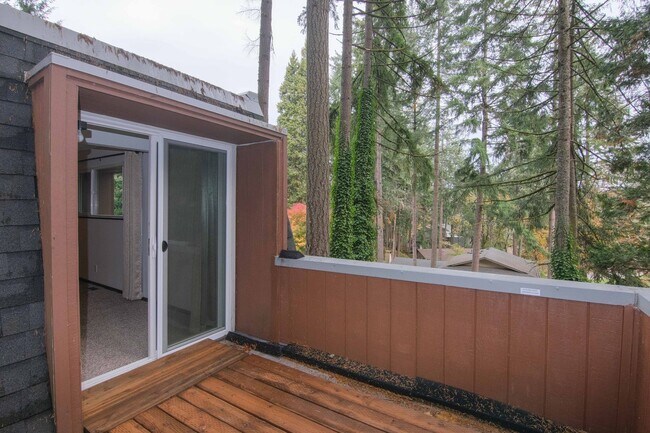 Building Photo - 3 bedroom 2 bathroom duplex in South Eugene!