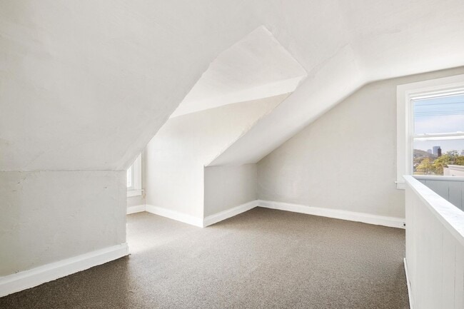 Building Photo - Bloomfield SFH 3 bedroom 1 BR With Off Street Parking/Fenced Yard