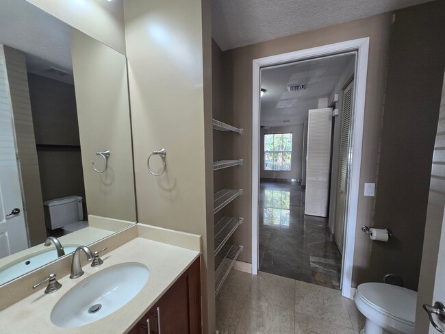 Building Photo - SPACIOUS 1 BEDROOM UNIT IS IN A HIGHLY SOU...