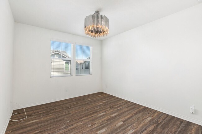 Building Photo - Available now! Beautiful 2 bedroom 2.5 bat...