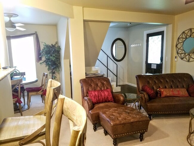 Building Photo - Downtown CDA Home!