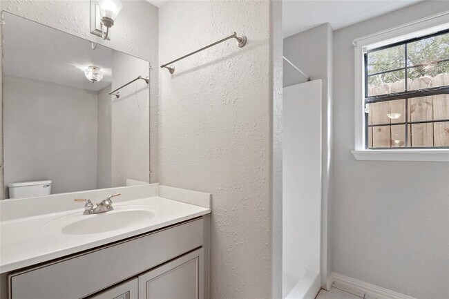 Building Photo - 6602 Lynngate Dr