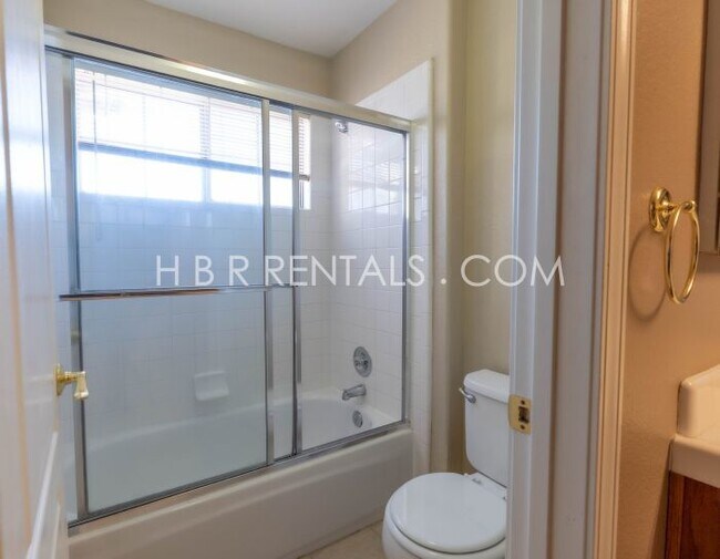 Building Photo - Move in Ready Beautiful 4 Bed Home in Tracy - Full Bed/Bath on 1st floor