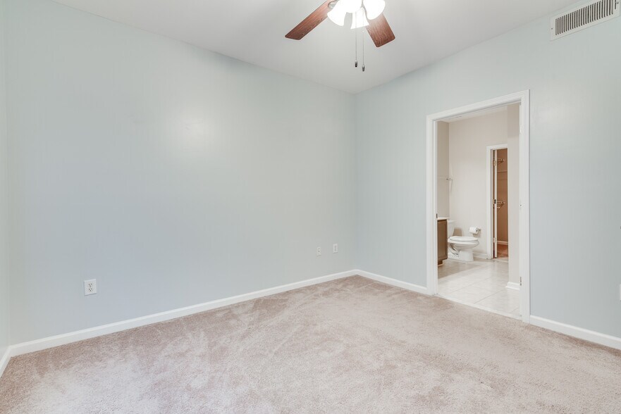 Building Photo - 2700 Pine Tree Rd NE